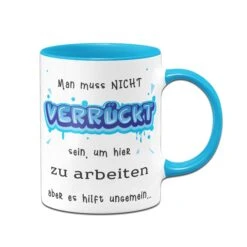 Tasse - Man Muss Nicht Verrückt Sein, Um Hier Zu Arbeiten -Geschenke Tassen Store Tasse Man muss nicht verruckt sein um hier zu arbeiten aber es hilft ungemein04 996743