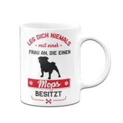 Tasse - Leg Dich Niemals Mit Einer Frau An, Die Einen Mopsbesitzt -Geschenke Tassen Store Tasse Mops Hundebesitzerin02