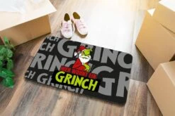 Fußmatte - Hier Wohnt Ein Grinch -Geschenke Tassen Store bild fussmatte hier wohnt ein grinch 564749