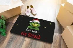 Fußmatte - Hier Wohnt Ein Grinch (CS) -Geschenke Tassen Store bild fussmatte hier wohnt ein grinch cs 540136