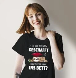 T-Shirt Damen - Faultier - Ich Habe Mein Abi Geschafft. Kann Ich Jetzt Wieder Ins Bett? -Geschenke Tassen Store bild t shirt damen faultier ich habe mein abi geschafft kann ich jetzt wieder ins bett 562452