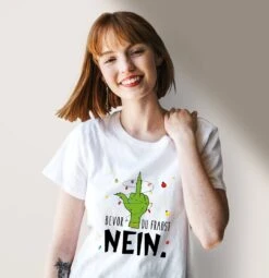 T-Shirt Damen - Grinch - Bevor Du Fragst NEIN. (Mittelfinger) -Geschenke Tassen Store bild t shirt damen grinch bevor du fragst nein mittelfinger 948578