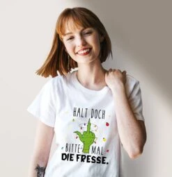 T-Shirt Damen - Grinch - Halt Doch Bitte Mal Die Fresse. (Mittelfinger) 13 T-Shirt Damen - Grinch - Halt Doch Bitte Mal Die Fresse. (Mittelfinger) -Geschenke Tassen Store bild t shirt damen grinch halt doch bitte mal die fresse mittelfinger 565534