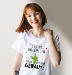 T-Shirt Damen - Grinch - Ich Bin Heute Emotional Sehr Nah Am Mittelfinger Gebaut. -Geschenke Tassen Store bild t shirt damen grinch ich bin heute emotional sehr nah am mittelfinger gebaut 571790