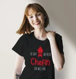 T-Shirt Damen - So Sieht Die Beste Chefin Der Welt Aus 8 T-Shirt Damen - So Sieht Die Beste Chefin Der Welt Aus -Geschenke Tassen Store bild t shirt damen so sieht die beste chefin der welt aus 523930