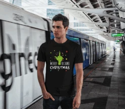 T-Shirt Herren - Grinch - Merry Fucking Christmas (Mittelfinger) -Geschenke Tassen Store bild t shirt herren grinch merry fucking christmas mittelfinger