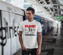T-Shirt Herren - Ruhe! Papa Schaut Fussball -Geschenke Tassen Store bild t shirt herren ruhe papa schaut fussball 672957