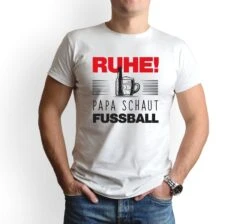T-Shirt Herren - Ruhe! Papa Schaut Fussball -Geschenke Tassen Store bild t shirt herren ruhe papa schaut fussball 950441