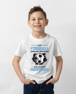 T-Shirt Kinder - Zum Fussball Geboren Zur Schule Gezwungen -Geschenke Tassen Store bild t shirt kinder zum fussball geboren zur schule gezwungen 733219