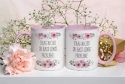 Tasse - Frag Nicht! Du Hast Genug Probleme. - Blumig 12 Tasse - Frag Nicht! Du Hast Genug Probleme. - Blumig -Geschenke Tassen Store bild tasse blumig frag nicht genug probleme0 532100