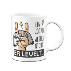 Tasse - Ein Zocker Altert Nicht Er Levelt. -Geschenke Tassen Store bild tasse ein zocker altert nicht er levelt 829677