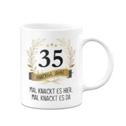 Tasse - Mal Knackt Es Hier, Mal Knackt Es Da - Zahl - Knackige Jahre (runder Geburtstag) 28 Tasse - Mal Knackt Es Hier, Mal Knackt Es Da - Zahl - Knackige Jahre (runder Geburtstag) -Geschenke Tassen Store bild tasse mal knackt es hier mal knackt es da zahl knackige jahre runder geburtstag 101340