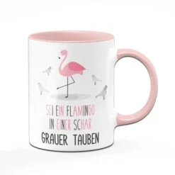 Tasse - Flamingo In Einer Schar Grauer Tauben
